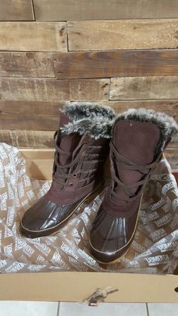 Brand new, in box Women's snow boots size 6. Super warm!
