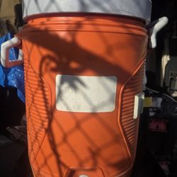 Rubbermaid Commercial 1840999 Insulated Water Cooler, 5 Gal,