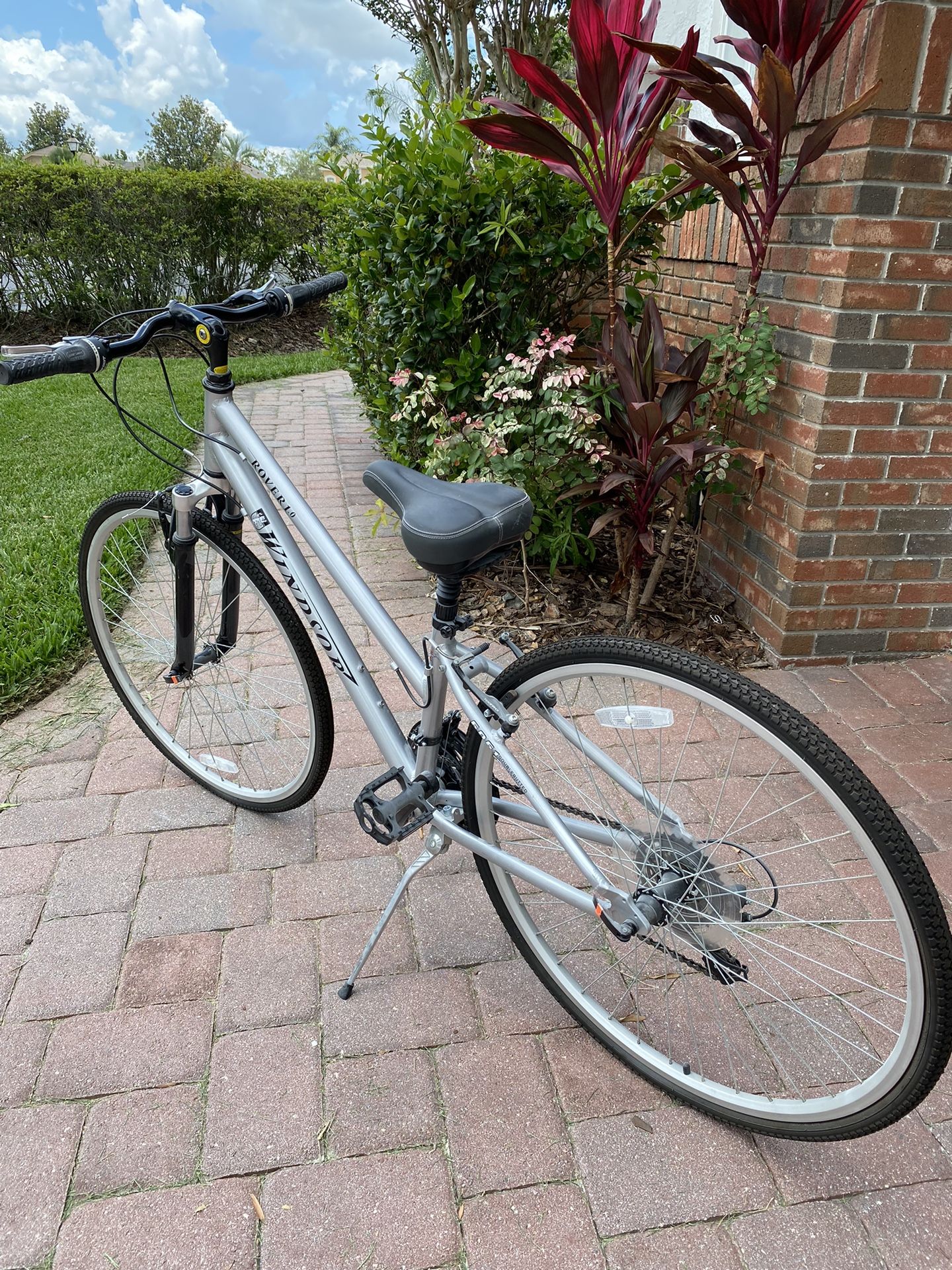 LIKE NEW! Silver WINDSOR ROVER 1.0 ALUMINUM 21sp HYBRID FRONT & SEATPOST SHOCK 14” Ladies Bike