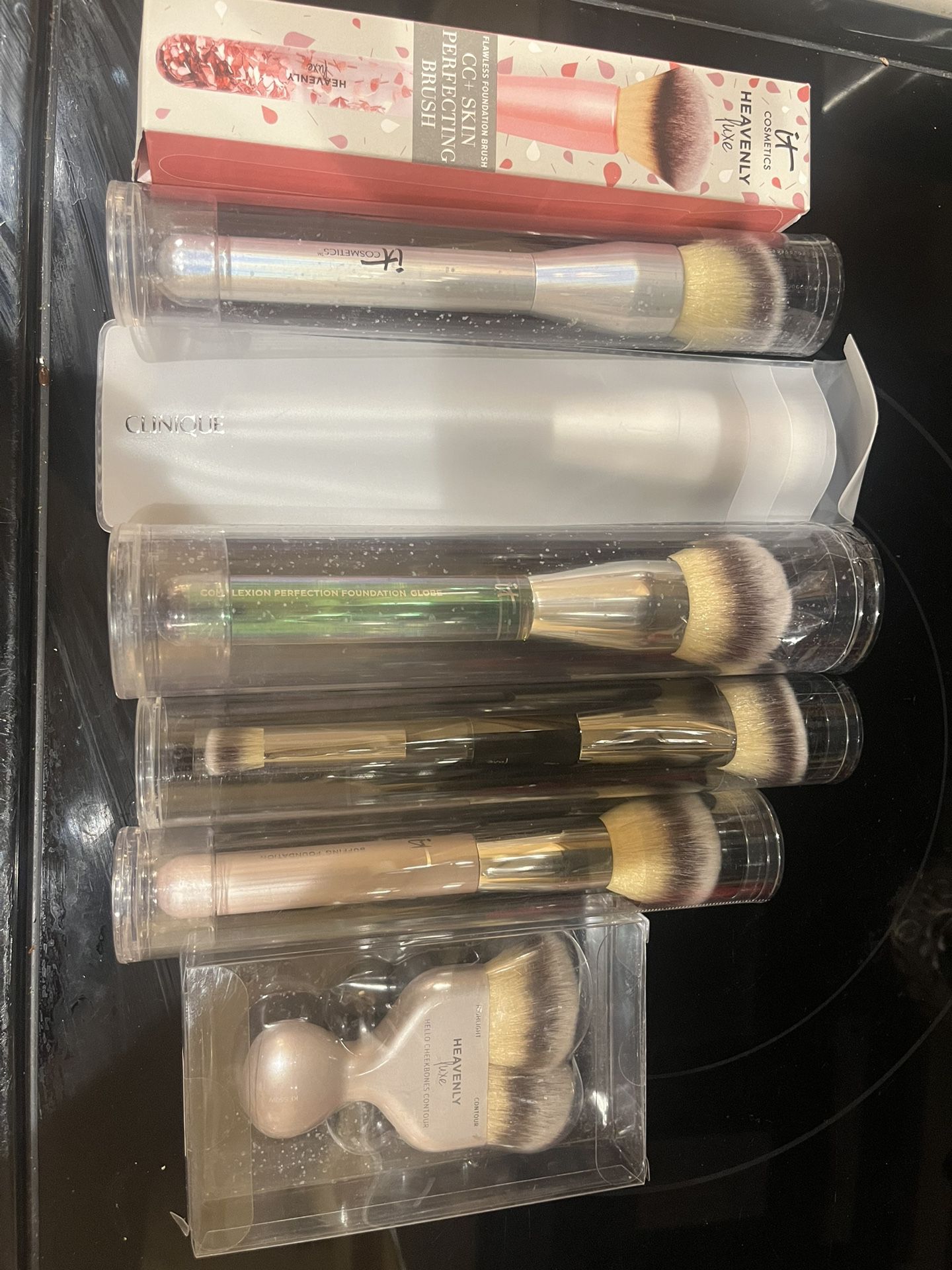 Large Lot Of “It Cosmetics” Brand Make Up Brushes 