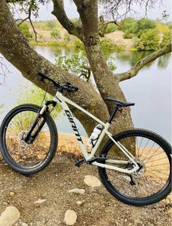 Giant Talon 1 Mountain Bike | hydraulic disk brakes | Size Medium