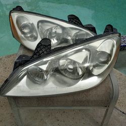 Pontiac G6 Headlights Left and right - $29 