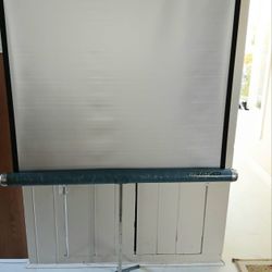Portable Projector Screen With Retractable Tripod