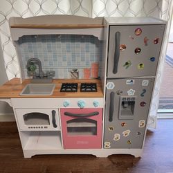 Estate Sale- Kidkraft Play Kitchen