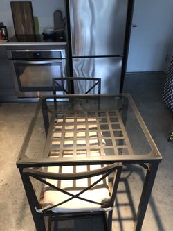 Table and chairs (new condition)!