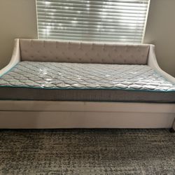 Pink Daybed With Trundle 