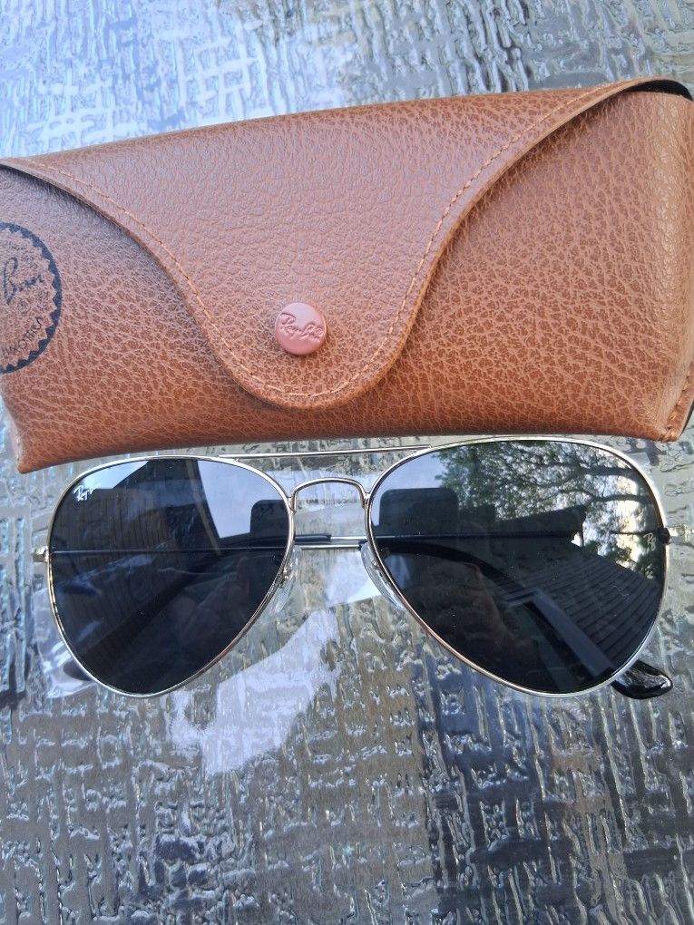 RAY BAN AVIATORS POLISHED SILVER FRAME WITH BLUE TINTED LENSES. NEW IN BOX.