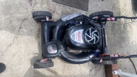 Craftsman lawnmower 22 inch cut self-propelled with a big Briggs & Stratton 675 motor big wheel we’re checking to see if we got the bag now