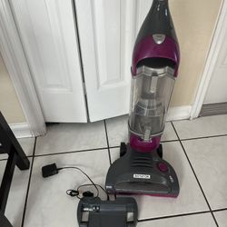 The vacuum works very well; the only minor detail is that the battery compartment is covered with tape, but it's convenient without the cord, and its 