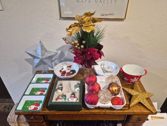 Christmas Decor Set
Includes ornaments, bowls, and decorative stars.