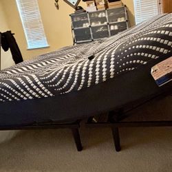 Sealy Posturepedic Plus Hybrid Mattress With Adjustable Base – Excellent Condition