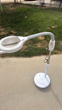 Magnifying lamp