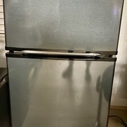 NEWAIR Mini refrigerator 