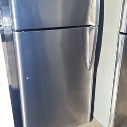 APARTMENT SIZE REFRIGERATOR. (Delivered)