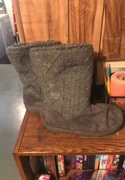 Women grey boots size 6