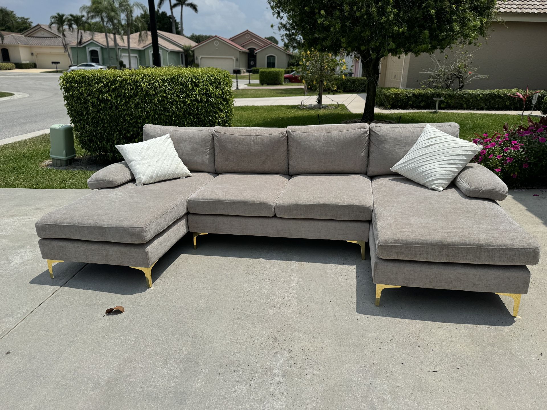 U Shaped Sectional With Two Chaises 