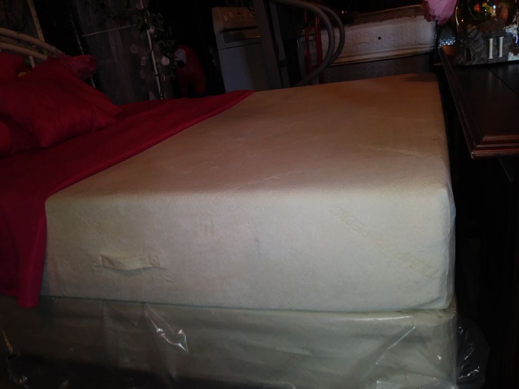 SEALY Posturepedic King Cashmere Memory Foam Mattress Set
