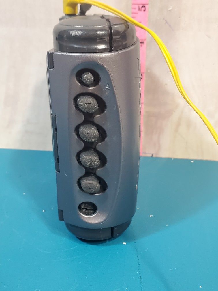 @CHV. VINTAGE  WMFS473 WALKMAN SPORTS CASSETTE PLAYER FOR PARTS OR REPAIR Collectibles