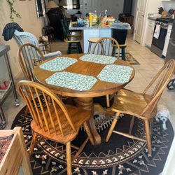 Round Oak Kitchen Table, Chairs & Rug