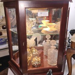 Pulaski Tabletop Lighted Curio Cabinet Hutch. Bombay Style. With One Glass Shelf. 
