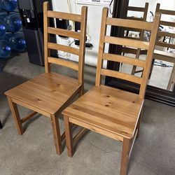 Set of 2 wooden chairs 🪑 🪑