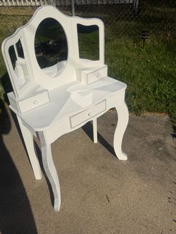Kids vanity