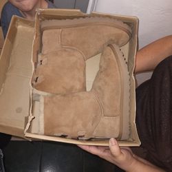 Uggs Size 7 W