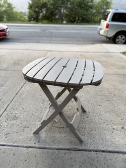 Folding picnic table