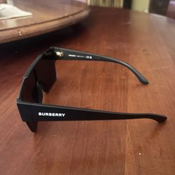 Burberry sun glasses 