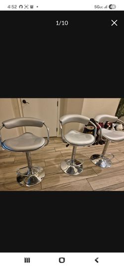 3 bar Stools Adjustables all in good condition