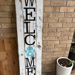 Welcome Sign With Paw Print