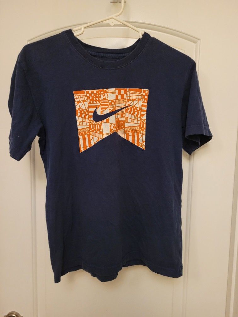 NIKE  CHILDREN'S TEE SHIRT. SIZE: L (16-18). NAVY BLUE COLOR.