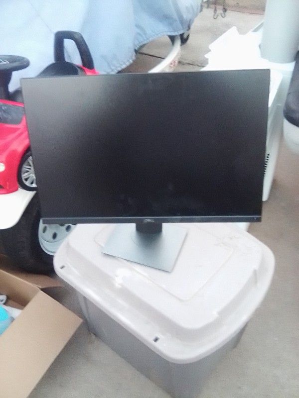 2 - 24" Dell Monitors W/Keyboards