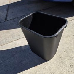 New Maintenance Warehouse 28-1/8 Quart Waste Receptacle. 2 For $15