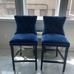 27''H Counter Height Bar Stools Set of 2 Velvet Tufted With 3 Additional blue Couch Pillows 