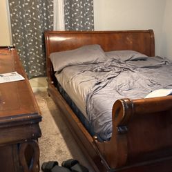 King Size Bed With 3 Sheet Sets