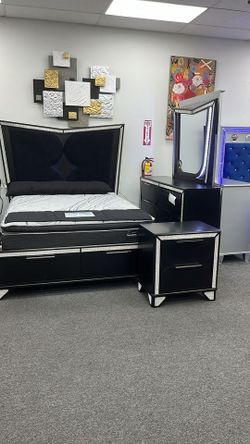 Brand New Modern Style Bedroom set in Black w/Led light & Storage drawers