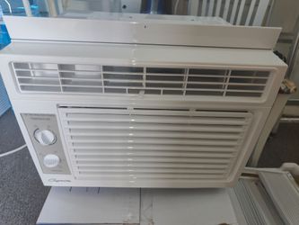 5000 BTU Window AC Air Conditioner Nearly New