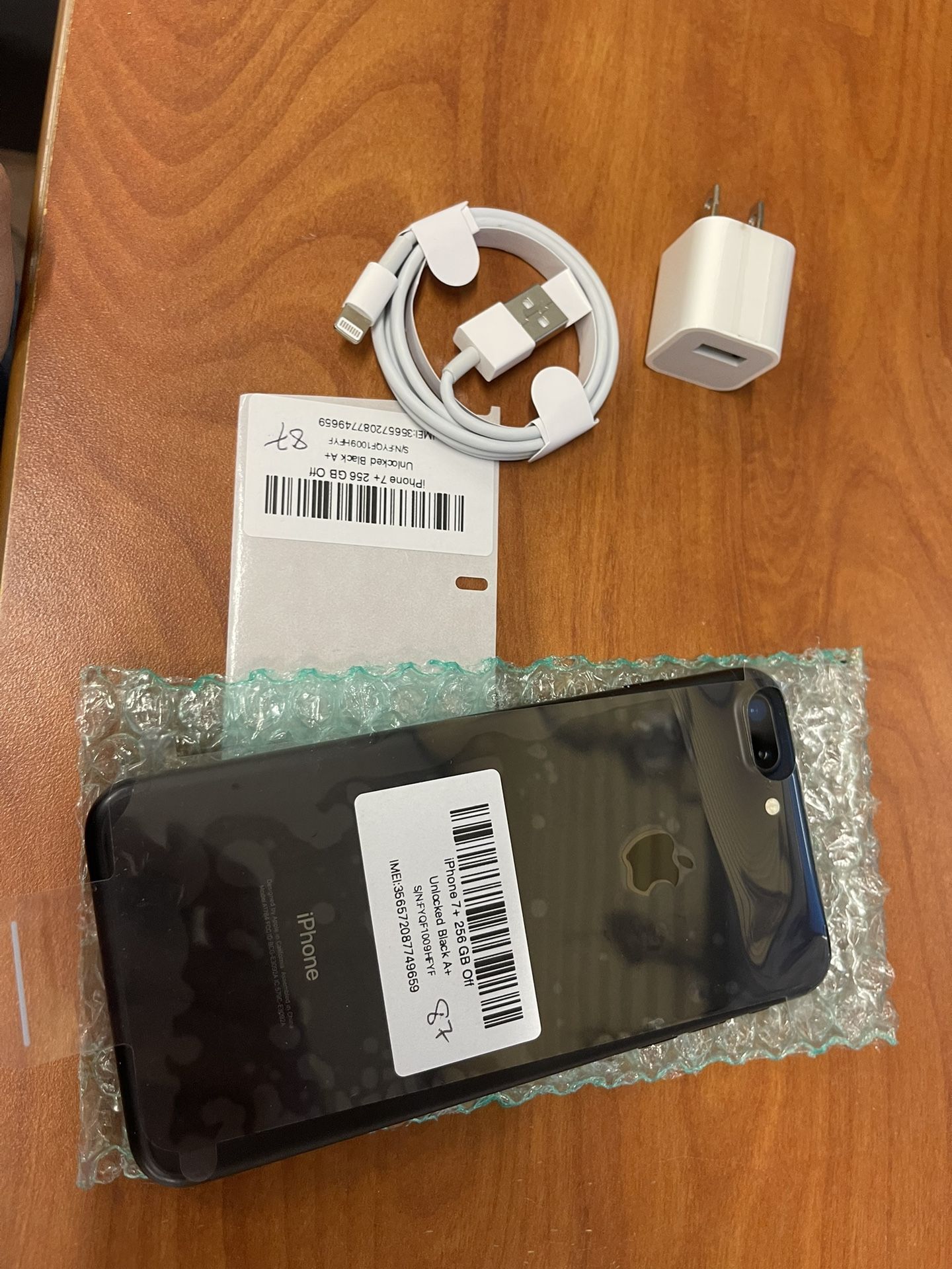 iPhone 7 Plus 256gb unlocked , comes with charger 
