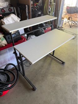 Adjustable computer table
