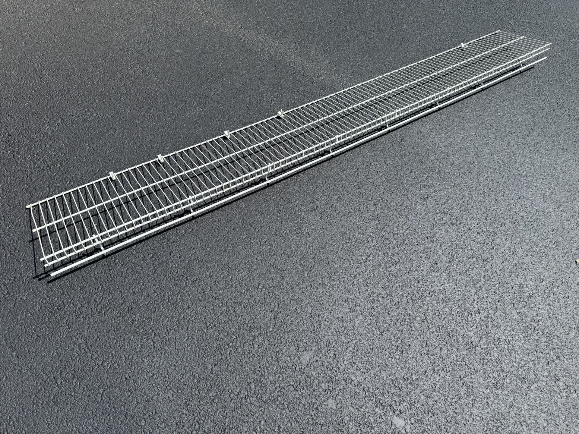 Wire closet shelf with built in hanging rod