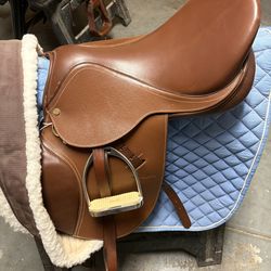 Paris Tack LaFitte series english saddle