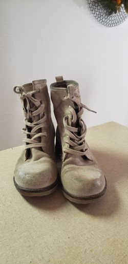 Boots size 8M