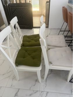 4  sillas  blancas con cojines