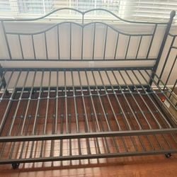 Day bed with trundle