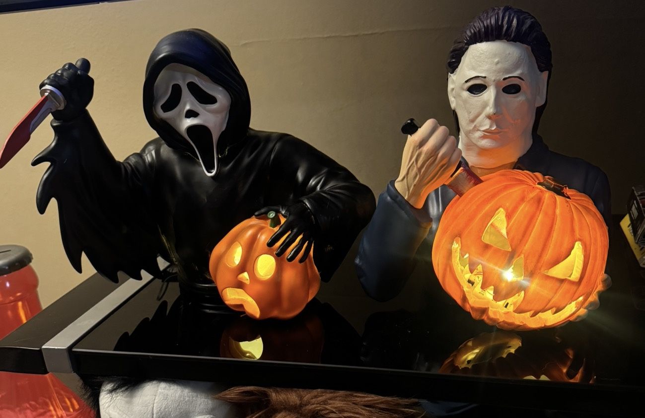 Ghostface and Micheal Myers Light Up Statue