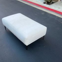Article White Ottoman