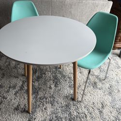 White Dining Table And 2 Chairs Excellent condition (table H29"D31.5x31.5)