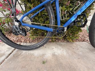 XO1 Axs Derailleur, 170 mm Dub XO1 crankset, Gold XO1 chain, and upgraded Axs shifter.