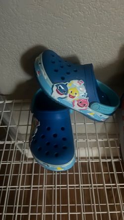 Baby shark crocs c8